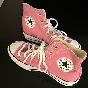 Never worn women’s pink platform high tops/ women’s size 9
